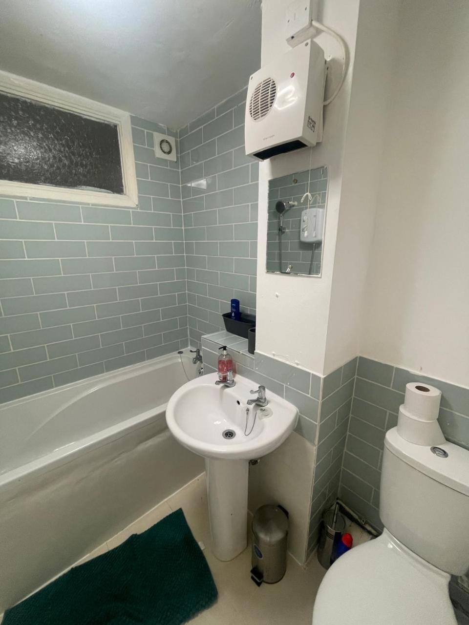 Lovely In Barking Apartment