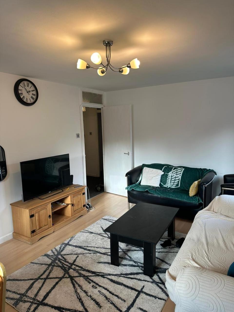 Lovely In Barking Apartment *